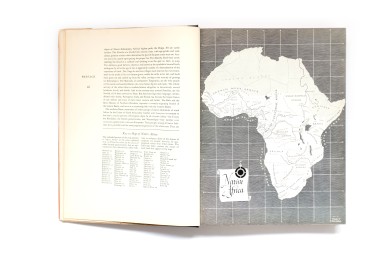 Title: African folktales and sculpture Photographer(s): Walker Evans, Eliot Elifson, and others. Designer(s): Andor Brown and E. McKnight Kauffer (jacket) Writer(s): Paul Radin (ed.) and James Johnson Sweeney Publisher: Pantheon / Bollingen Foundation Inc., New York 1952 Pages: 336 textblock followed by 165 photographic plates Language: English ISBN: Library of Congress Catalog Card No.: 52-10030 Dimensions: 31 x 23,5 cm Edition: – Country: Various Countries