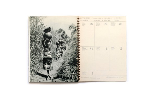 Title: Visages d'Afrique Photographer(s): Carl Damas, Manciet, Galley, Dehuz, Martin, Dominique Darbois a.o. Designer(s): – Writer(s): – Publisher: L'Air Liquide (Compagny), Paris 1959 Pages: Calendar with approx. 52 photographic plates Language: French, English, German and Spanish ISBN: – Dimensions: 17 x 23 cm Edition: Country: Various countries