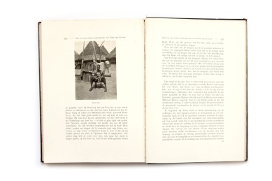 Title: Op expeditie met de Franschen. Reisherinneringen aan de Fransch-Liberiaanse grensregeling-expeditie in de jaren 1908 en 1909 Photographer(s): S. P. L'Honoré Naber and J. J. Moret Designer(s): – Writer(s): S. P. L'Honoré Naber and J. J. Moret Publisher: Mouton & Co., The Hague 1910 Pages: 244 with a map Language: Dutch ISBN: - Dimensions: 18 x 25.5cm Edition: – Country: Liberia