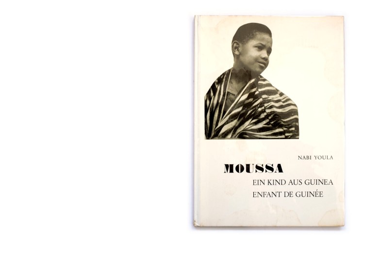 Title: Moussa ein Kind aus Guinea Photographer(s): unknown Designer(s): – Writer(s): Nabi Youla, with collaboration by Anne Blanchard and Diaw Papa Kane Publisher: Verlag Josef Habbel, Regensburg 1964 Pages: 68 Language: German and French ISBN: – Dimensions: 21 x 30 cm Edition: Country: Guinea