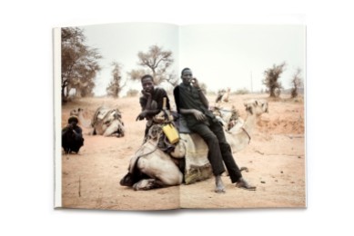 Title: Inside Niger Photographer(s): Nicola Lo Calzo Designer(s): Loreen Lampe Writer(s): Laura Serani, Sami Tchak Publisher: Kehrer Verlag, Heidelberg 2012 Pages: 112 Language: French ISBN: 978-3-86828-353-2 Dimensions: 21.4 x 31 cm Edition/Print run: Country: Niger