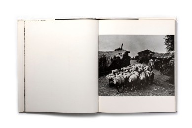 Title: Berberby Photographer(s): Yngve Baum Designer(s): Jan Olsheden (?) Writer(s): Artur Lundkvist Publisher: P.A. Norstedts & Söners förlag, Stockholm 1967 Pages: 128 Language: Swedish ISBN: – Edition: – Dimensions: 20.5 x 24.5 cm Country: Algeria