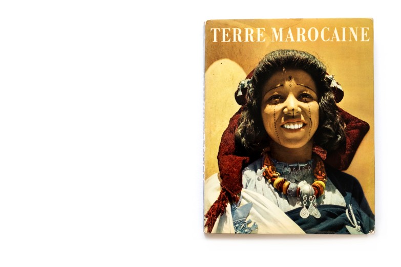 Title: Terre Marocaine Photographer(s): Mireille Horin-Barde Designer(s): – Writer(s): Mireille Horin-Barde Publisher: Ides et Calendes, Neuchâtel 1957 Pages: 80 Language: French and English ISBN: – Dimensions: 22 x 28,5 cm Edition: ? Country: Morocco